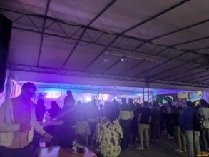 Il palco sullo sfondo